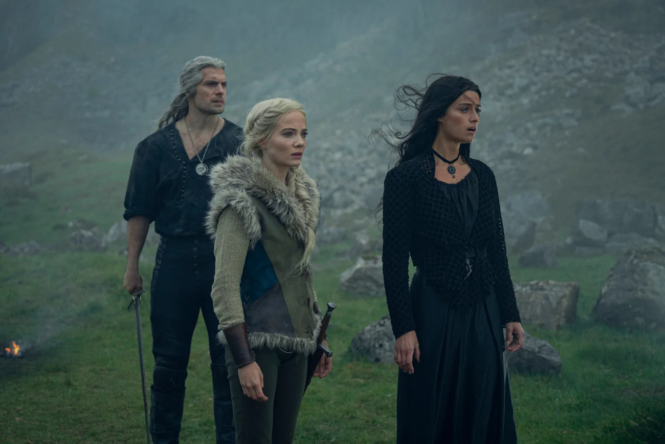 Henry Cavill jako Geralt z Rivii, Freya Allan jako Ciri i Anya Chalotra jako Yennefer w 3. sezonie "Wiedźmina".