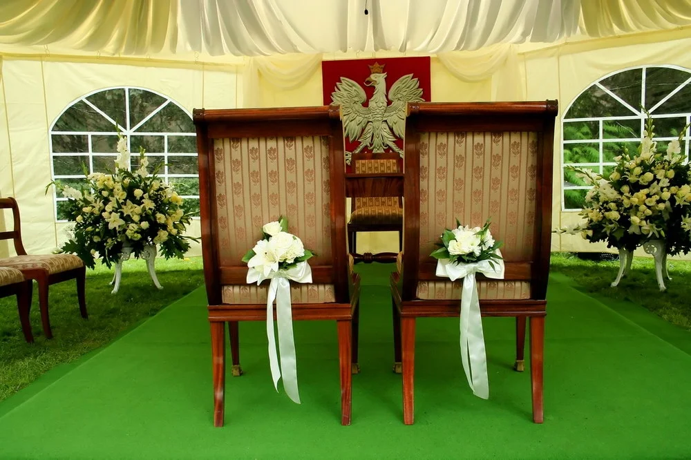 Ślub w plenerze - aranżacja namiotu na potrzeby uroczystości zaślubin