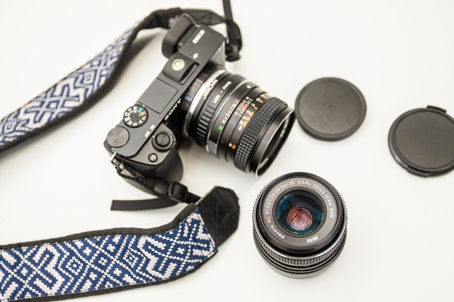 Nowoczesny aparat może świetnie współpracować z wiekowym obiektywem.