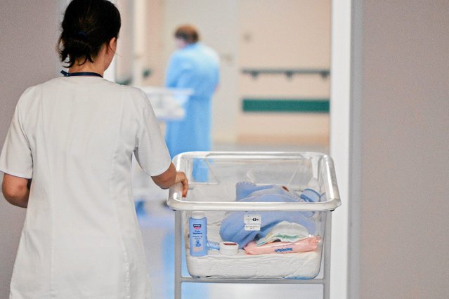 Dzieci są dla nas najważniejsze? Jeśli tak, dlaczego zgadzamy się na to, by położne dostawały grosze?