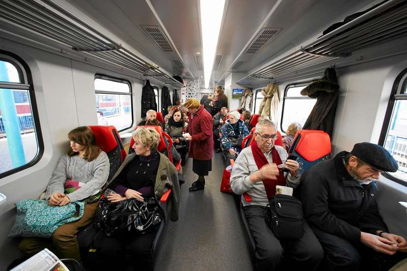 W pociągu głośno rozmawiać przez telefon po prostu nie wypada