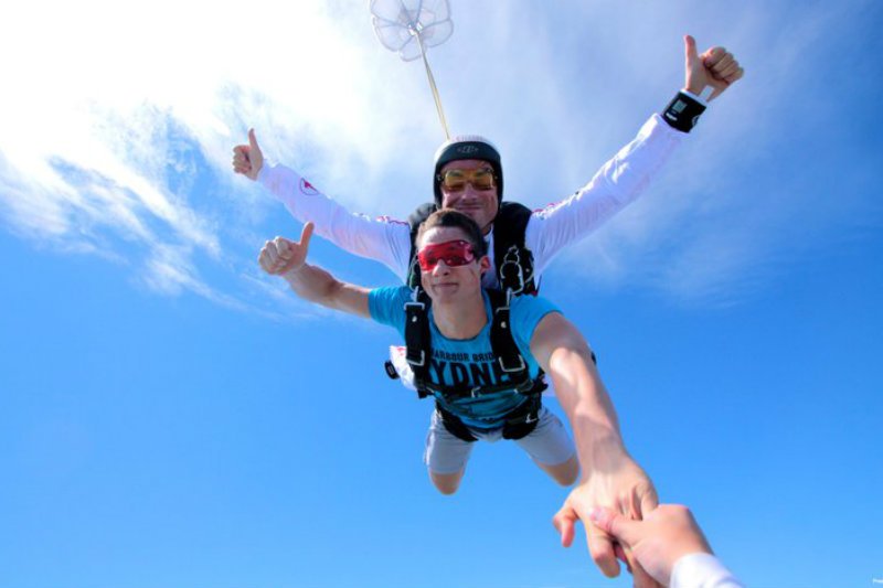 Skok ze spadochronem zamiast książki o lotnictwie? Dla HENRYka to wymarzona opcja