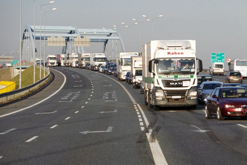 Wyjeżdżający z Warszawy utknęli w środę w gigantycznych korkach.