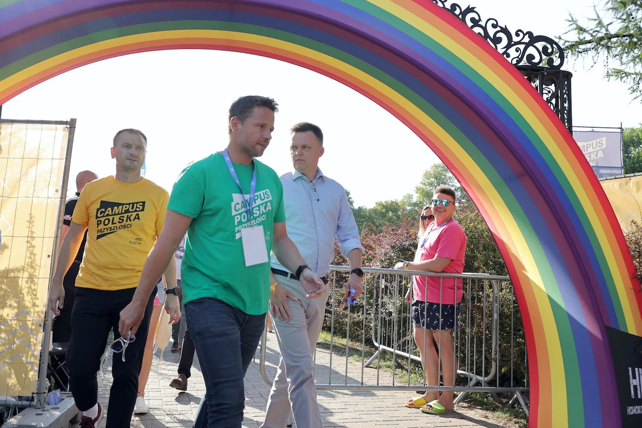 Rafał Trzaskowski (w środku) i Szymon Hołownia (z prawej) zmierzają na debatę podczas Campusu Polska. Towarzyszy im Sławomir Nitras (z lewej).