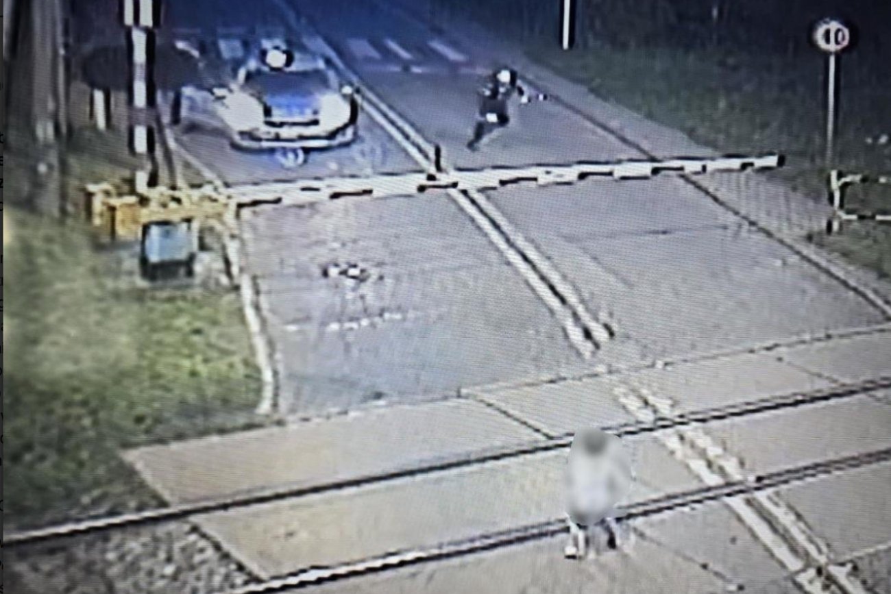 Policjanci uratowali dziecko na torach. Filmik mrozi krew w żyłach
