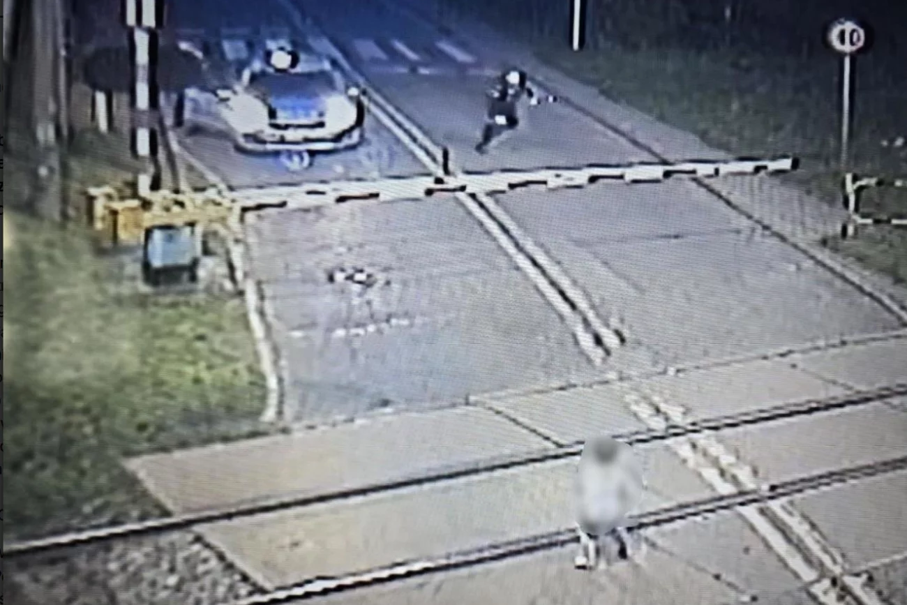 Policjanci uratowali dziecko na torach w Mikołowie.