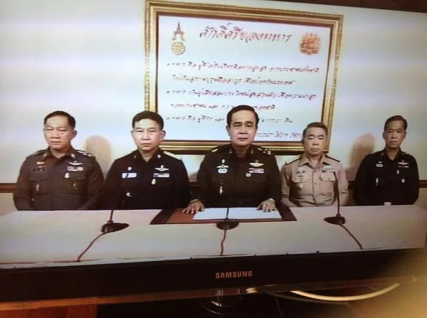 Generał Prayuth Chan-ocha ogłasza w telewizji przejęcie władzy przez armię