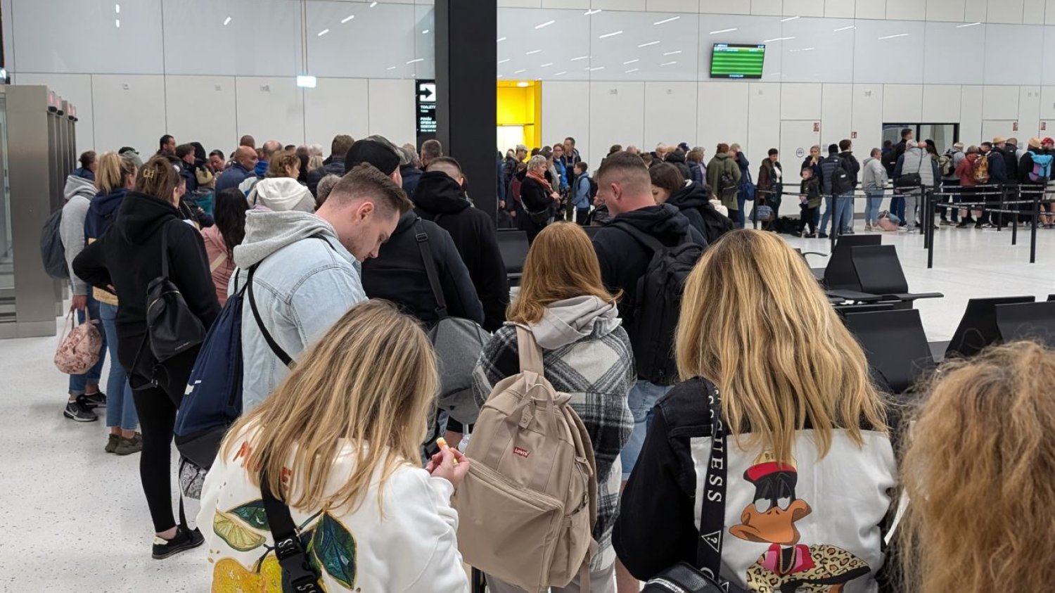 Podróżni z plecakami na lotnisku w Radomiu Turyści na lotnisku w Radomiu