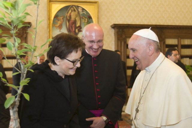 Premier Ewa Kopacz podarowała Franciszkowi polską jabłonkę