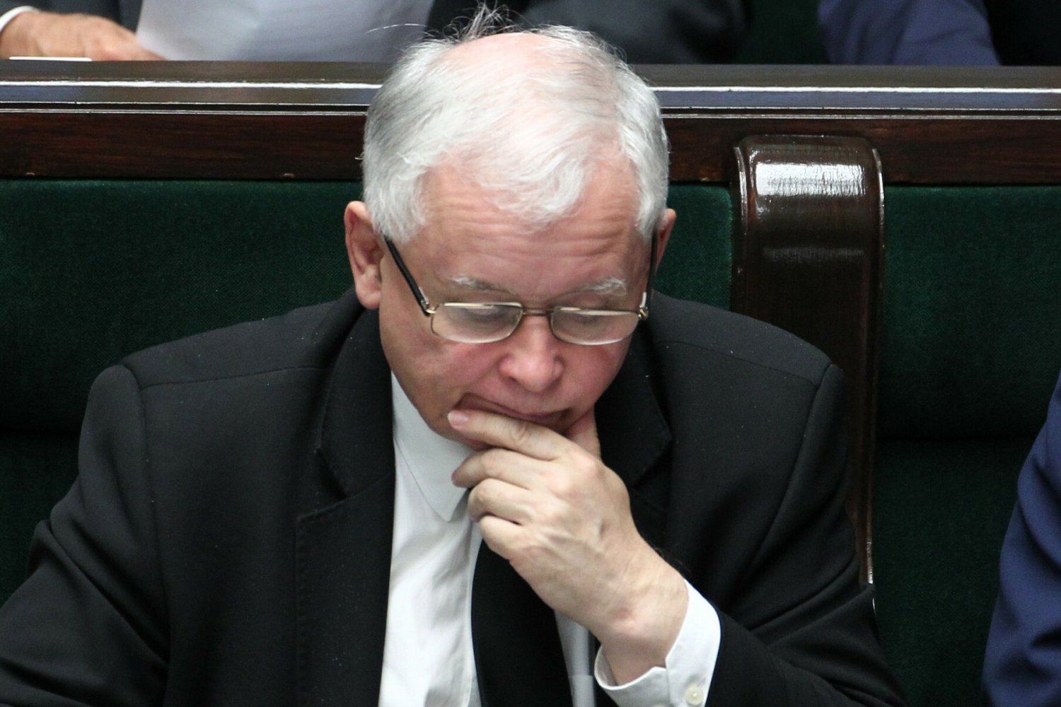 PiS znów na podium w sondażach, ale KO nadrabia straty.