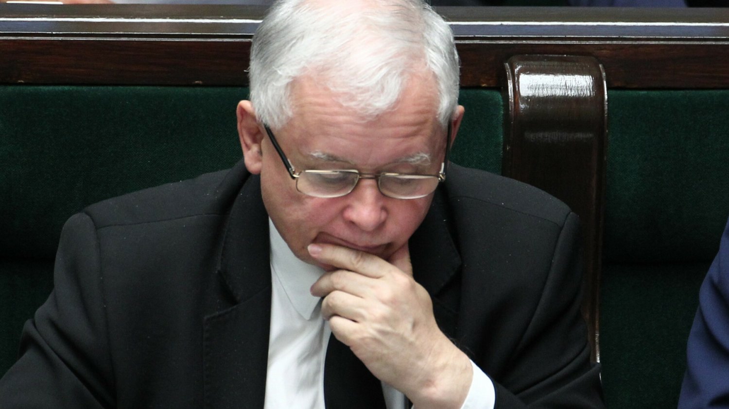 PiS znów na podium w sondażach, ale KO nadrabia straty.