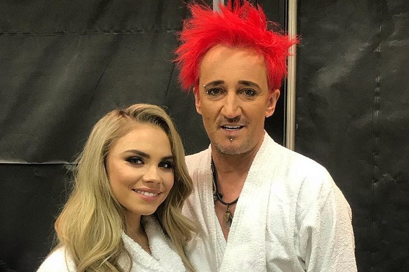 Wokalistka Ich Troje Agata Buczkowska rozważa opuszczenie zespołu z powodu plotek o jej rzekomym romansie z Michałem Wiśniewskim.