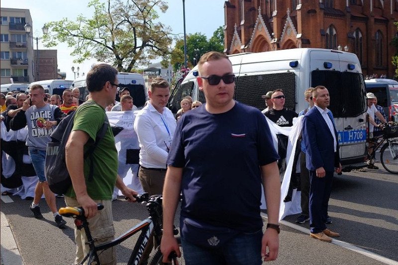 Radny PiS twierdzi, że dlatego stał na czele kiboli podczas Marszu Równości, bo policja poprosiła go o pomoc.