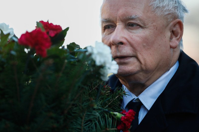 Od 2010 roku prezes PiS jest w dniu urodzin na Wawelu. Spędza tu każdą miesięcznicę pochówków Lecha i Marii Kaczyńskich w Krakowie.