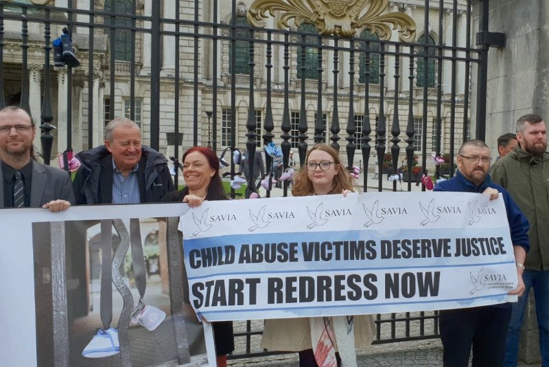 Akcja rozpoczęła się w Irlandii, w najbliższą niedzielę przyjdzie do Polski. Buty na ogrodzeniach parafii mają zwracać uwagę na problem pedofilii w Kościele.