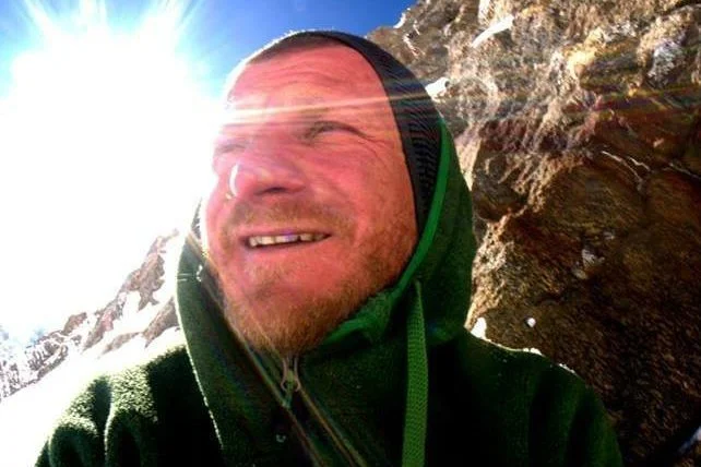 Portal Kontrowersje.net należący znanego pod pseudonimem Matka Kurka blogera Piotra Wielguckiego obraża zaginionego na Nanga Parbat himalaistę Tomasza Mackiewicza.