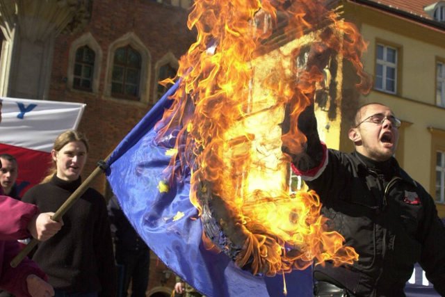 Prawica staje się coraz bardziej radykalna i eurosceptyczna.