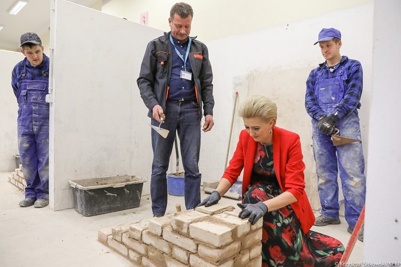 Agata Kornhauser-Duda sprawdziła się w nietypowej roli. Układała cegły.