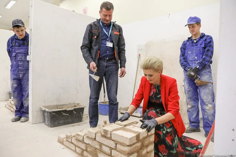 Agata Kornhauser-Duda sprawdziła się w nietypowej roli. Układała cegły.