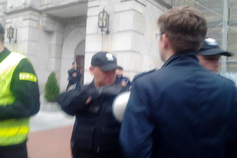 Pod Kancelarią Premiera w Warszawie Ruch Narodowy domagał się w niedzielę natychmiastowej dymisji rządu Donalda Tuska.