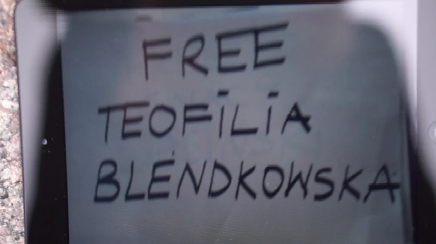 Zuzanna Janin, Uwolnić. Cвободy. Free. Teofilia Blendkowska (Теофиля Блендковска), 2013
wideo, 2 min, pętla, (refren projektu KONIEC / THE END)