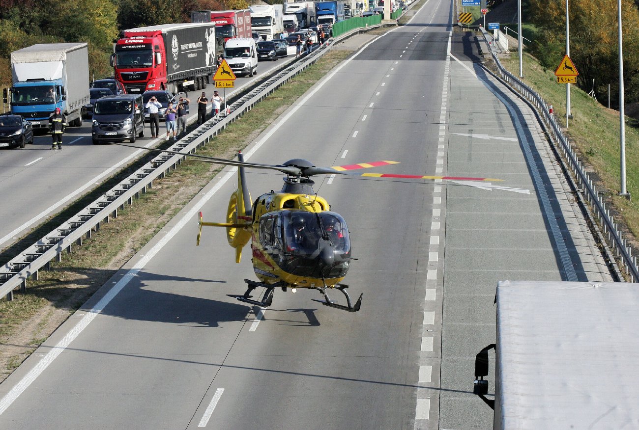 Incydent na autostradzie A2. Śmigłowiec LPR uszkodzony przez radiowóz.