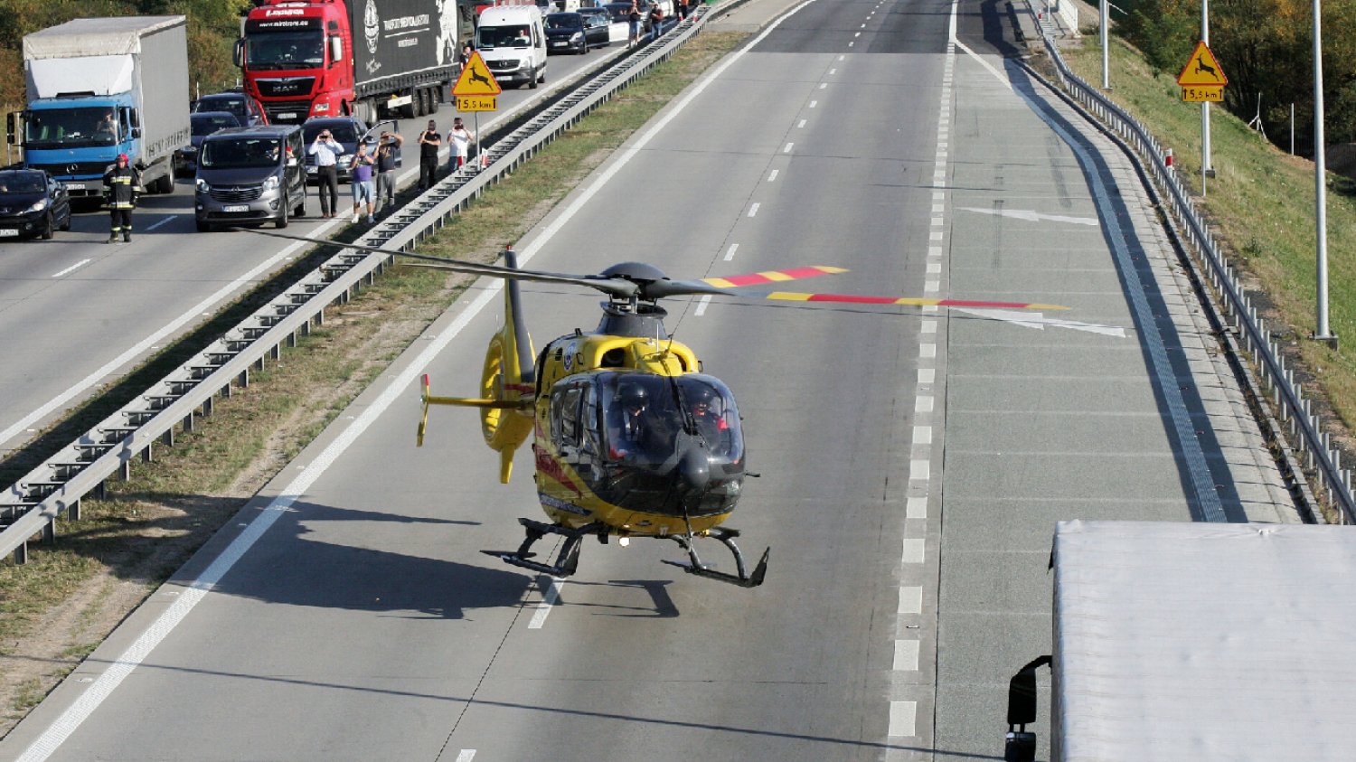 Incydent na autostradzie A2. Śmigłowiec LPR uszkodzony przez radiowóz.