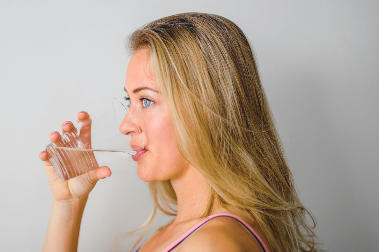 kobieta pije wodę