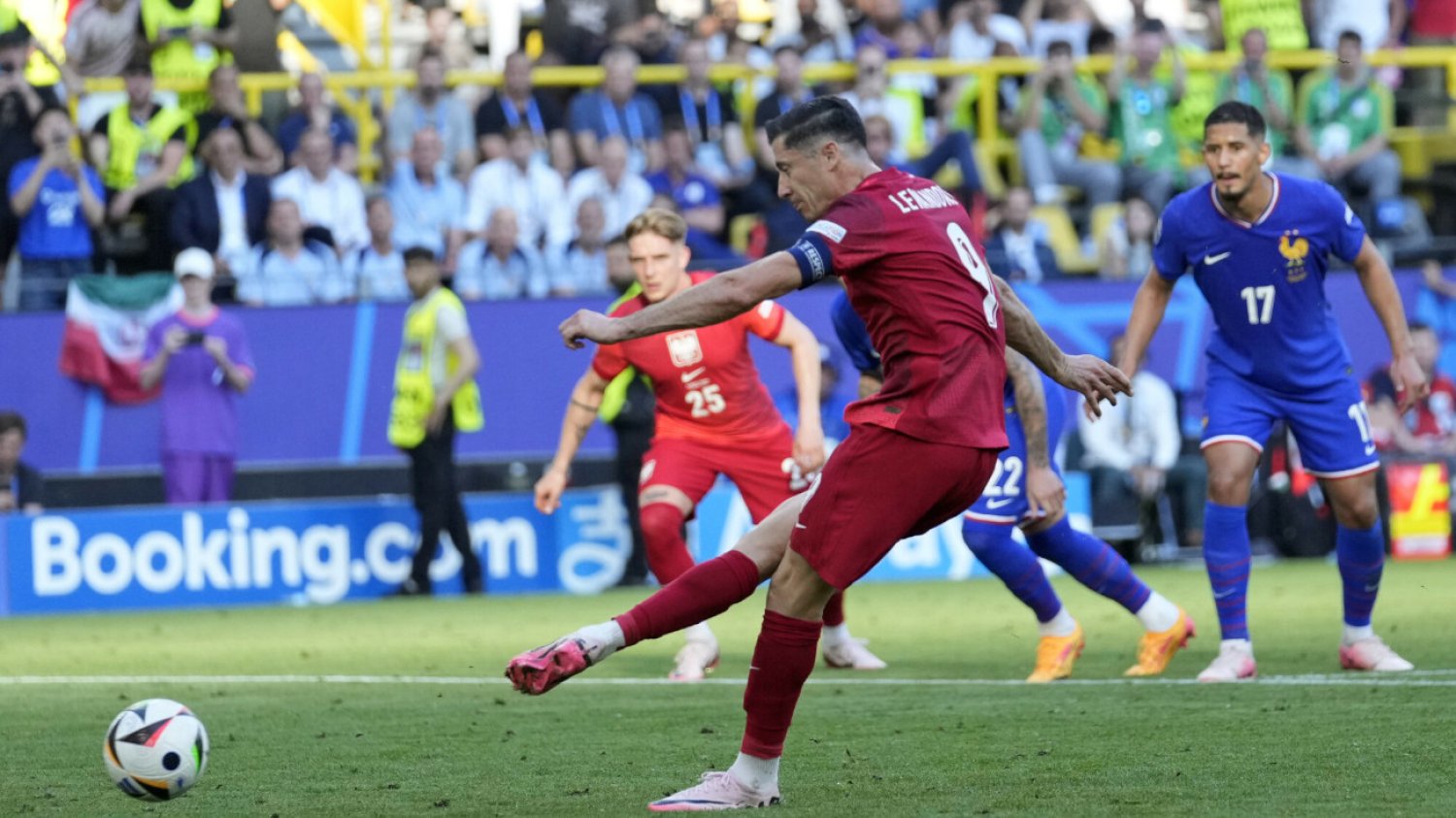 Robert Lewandowski i jego rzuty karne wzbudzają coraz więcej kontrowersji