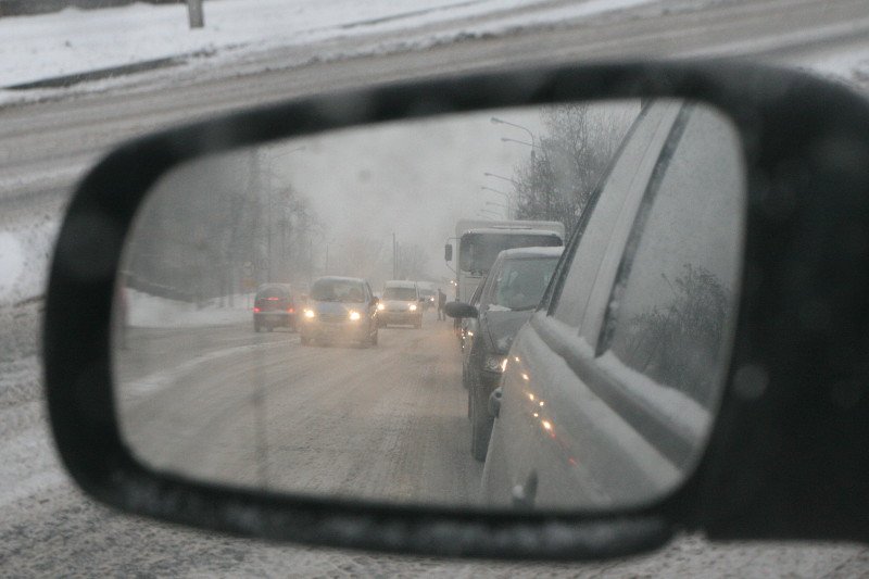 IMGW ostrzega: będzie ślisko, spodziewane są opady marznącego deszczu.