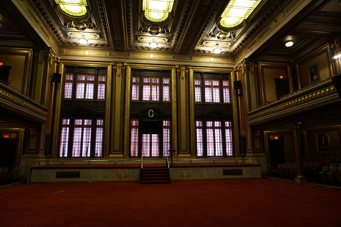 Sala zebrań nowojorskich masonów.