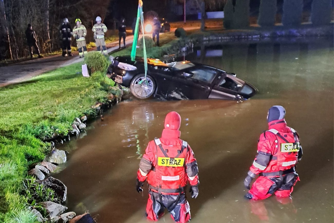 Kierowca BMW wjechał do stawu Kierowca BMW wjechał do stawu