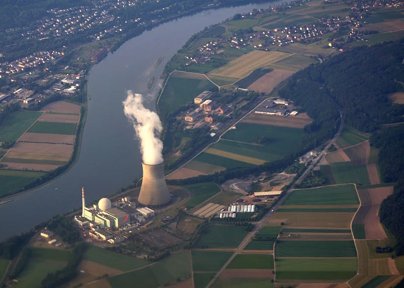Elektrownia Jądrowa Leibstadt. Wyraźnie dominującą konstrukcją jest chłodnia kominowa, reaktor znajduje się w białym budynku nakrytym kopułą.
