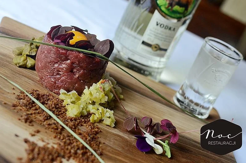 Białystok. Live cooking prowadzony przez chefa Petera Vrochopoulosa - tatar z żubra w Restauracji Cristal. Cena: 30 zł