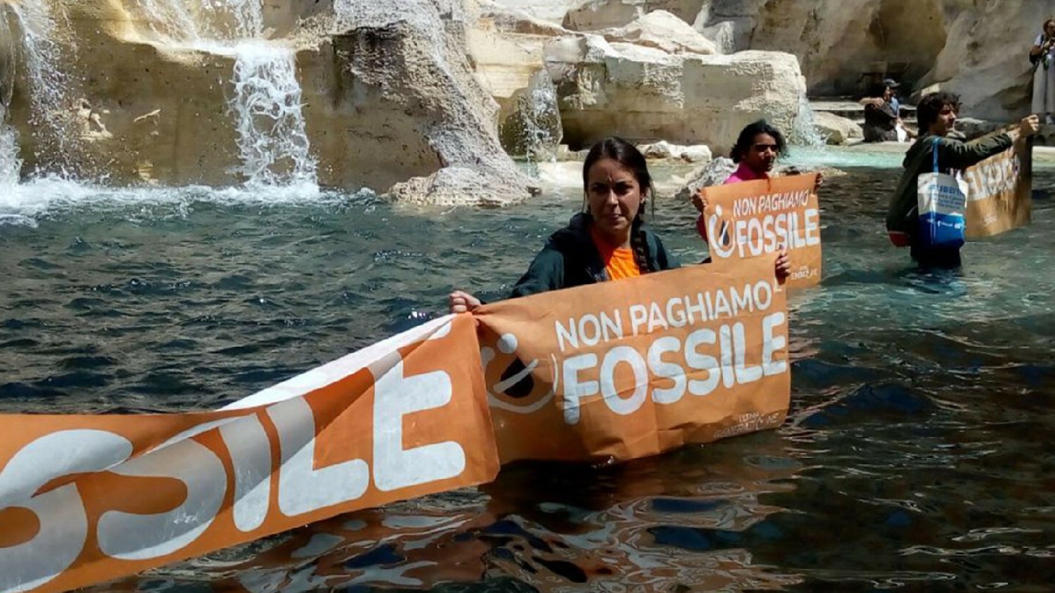 Czarna woda w legendarnej fontannie di Trevi. Kontrowersyjna akcja aktywistów klimatycznych z grupy "Ultima Generazione"