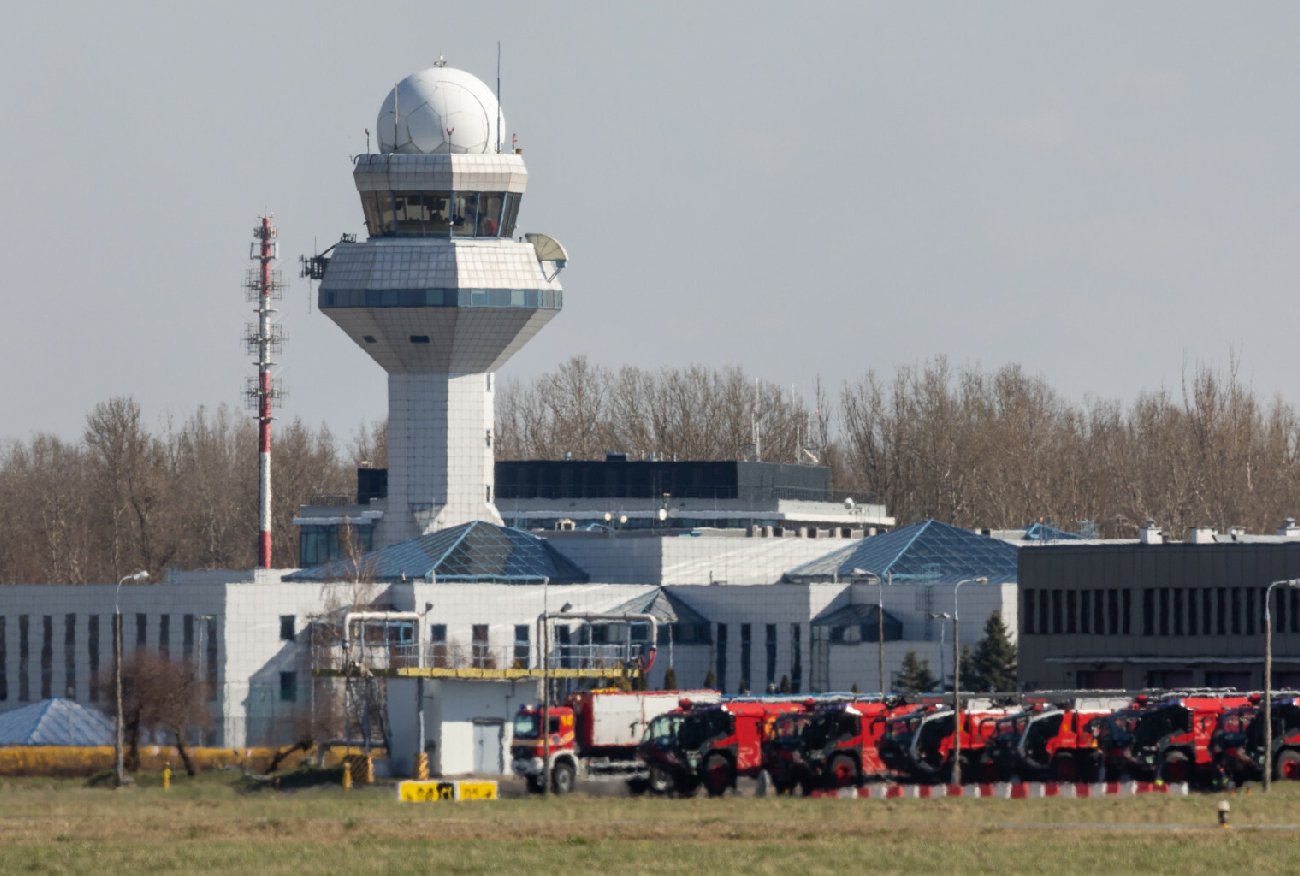 Pilna ewakuacja na lotnisku Chopina. Alarm ws. bomby okazał się fałszywy.