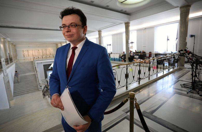 Mecenas Jarosław Kaczyński musi irytować PiS nie tylko zbieżnością nazwiska z prezesem tej partii, ale także przez swoją działalność na rzecz opozycji.