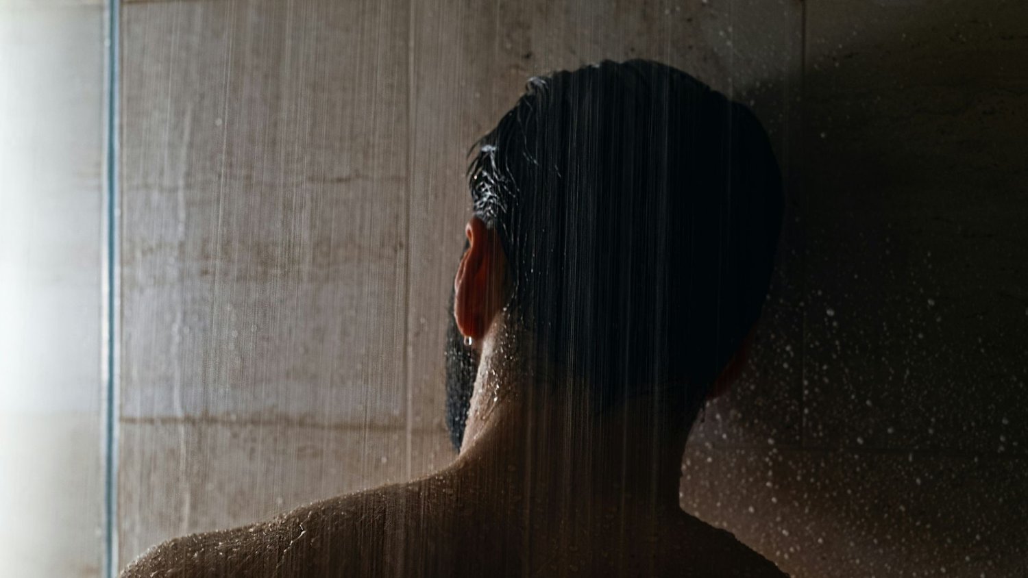 Czym jest "dark showering"? Nowy trend z TikToka, który naprawdę działa