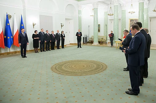 Skromna uroczystość dokonana w środku nocy 3 grudnia 2015 r. Wówczas Andrzej Duda przyjął przysięgi i od sędziego wybranego zgodnie z prawem (wg orzeczenia TK), i od trzech tzw. dublerów.