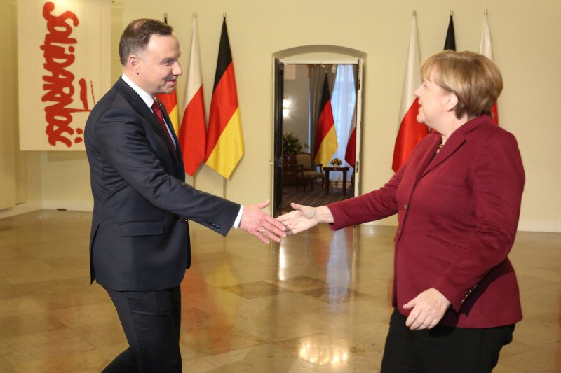 W lutym prezydent Andrzej Duda spotkał się z kanclerz Niemiec Angelą Merkel. Kilka dni później nowy prezydent Frank-Walter Steinmeier dostał od niego gratulacje.