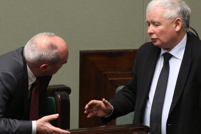Jarosław Kaczyński i Antoni Macierewicz nie mogą sobie pozwolić na zwarcie w PiS, bo mogłoby to doprowadzić do rozłamu w partii