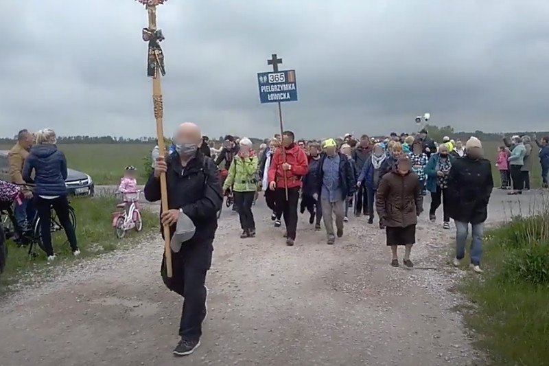 365. Łowicka Piesza Pielgrzymka na Jasną Górę. Pątnicy wyruszyli w czasie pandemii. Screen z Nowy Łowiczanin.