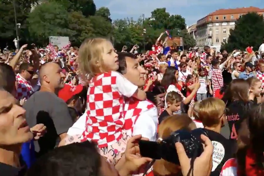 Szalejący Zagrzeb wita bohaterów z chorwackiej reprezentacji, która na mundialu w Rosji wywalczył srebrne medale.