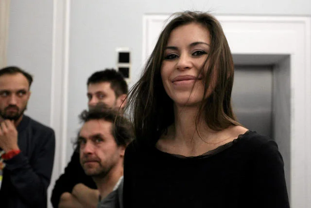 Joanna Krochmalska, żona posla Piotra Marca " Liroya "– w kuluarach , podczas inauguracyjnego posiedzenia Sejmu VIII kadencji .