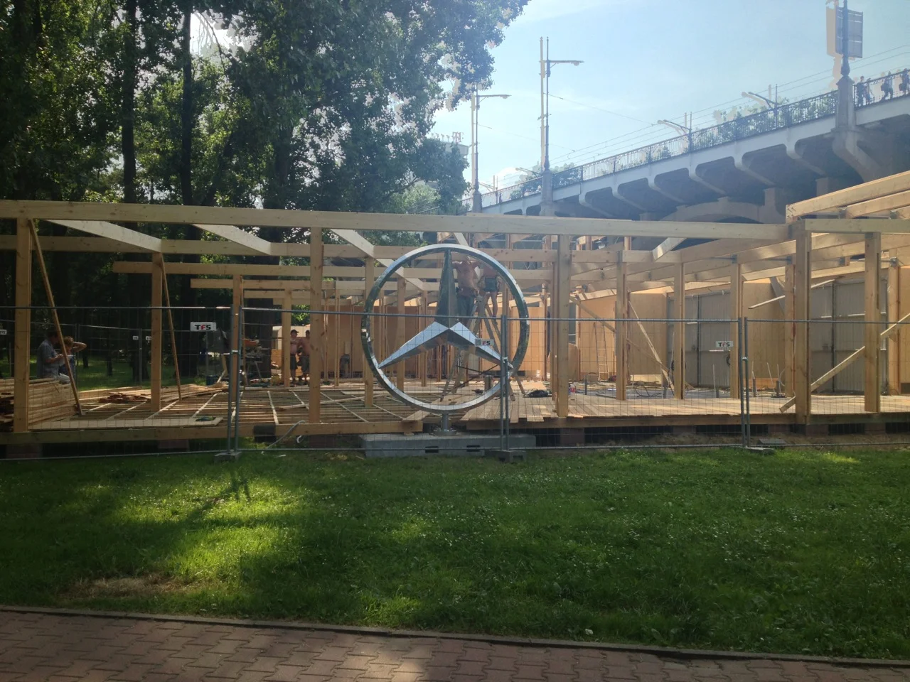 Mercedes buduje klubokawiarnię na Powiślu