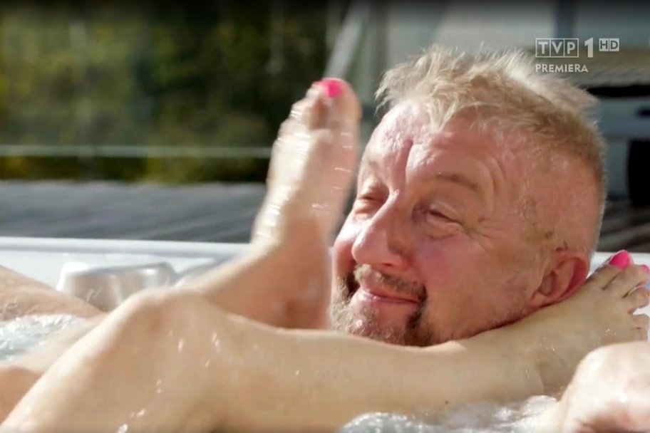 W programie Sanatorium miłości Władysław i Bożena odbyli randkę w jacuzzi. W pewnym momencie kobieta zarzuciła mężczyźnie nogi na szyję, a ten złapał ją za biust.