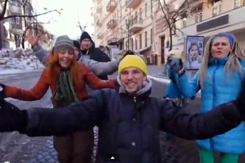 "Happy" Pharrella Williamsa w wykonaniu protestujących na Ukrainie, w Kijowie