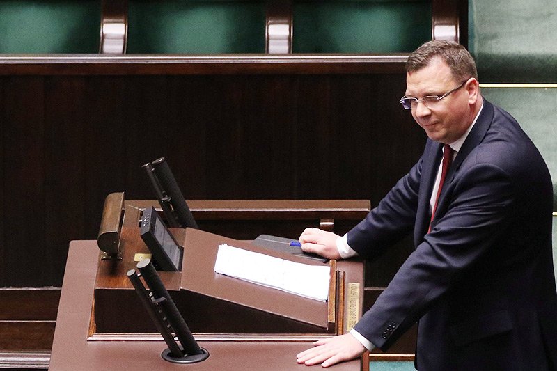 Wiceminister sprawiedliwości zaliczył spektakularnie zabawną wpadkę, gdy mówił o popularyzacji dozoru elektronicznego.