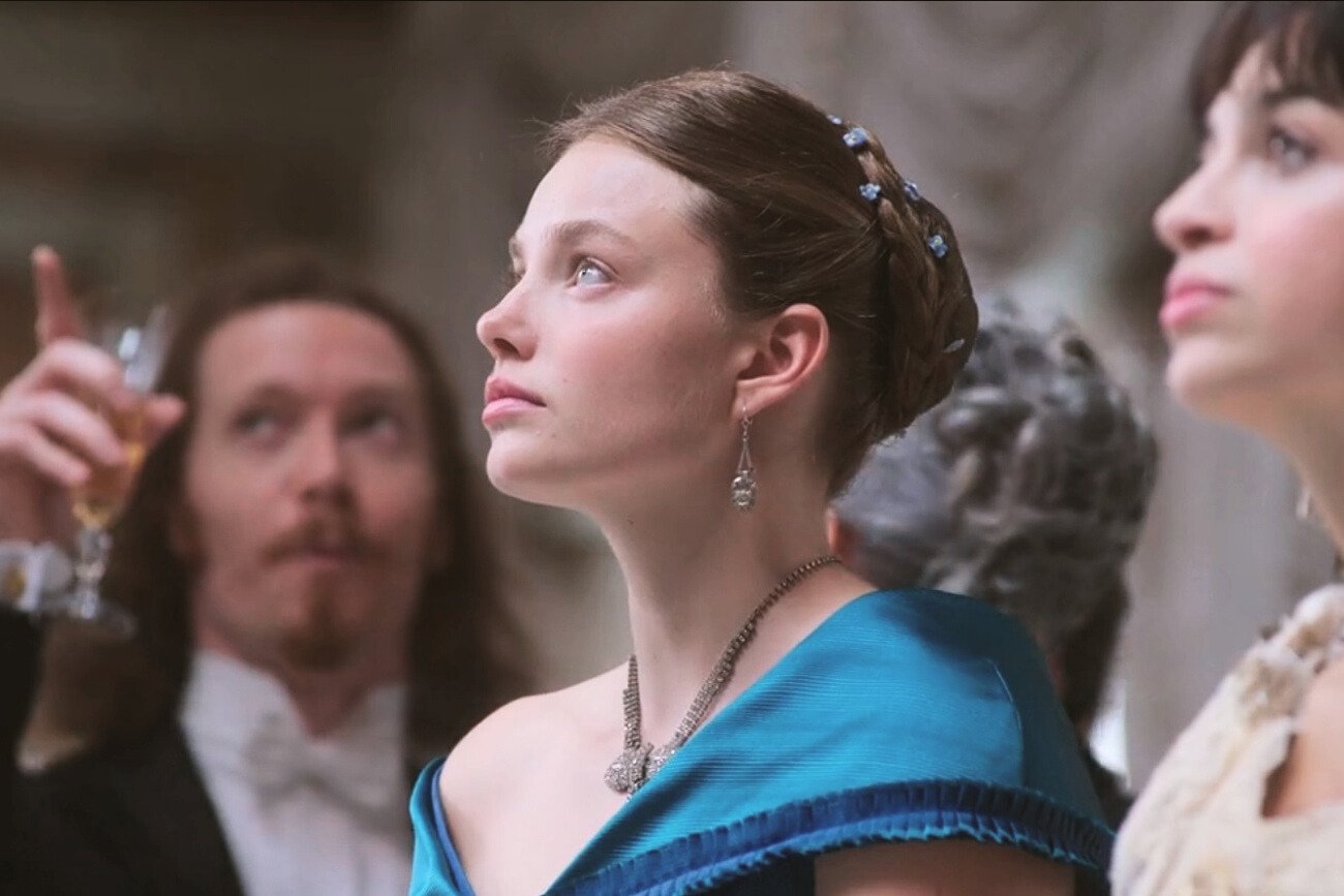 "Łowczynie" ("The Buccaneers") to serial, który pokochają miłośnicy "Bridgertonów" Kristine Froseth jako Nan w serialu "Łowczynie".