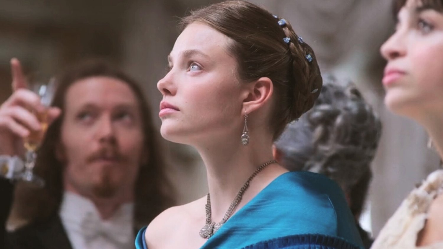 "Łowczynie" ("The Buccaneers") to serial, który pokochają miłośnicy "Bridgertonów" Kristine Froseth jako Nan w serialu "Łowczynie".